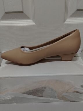 Fran Willor Women's Size 9 Nude Low Heel Pumps